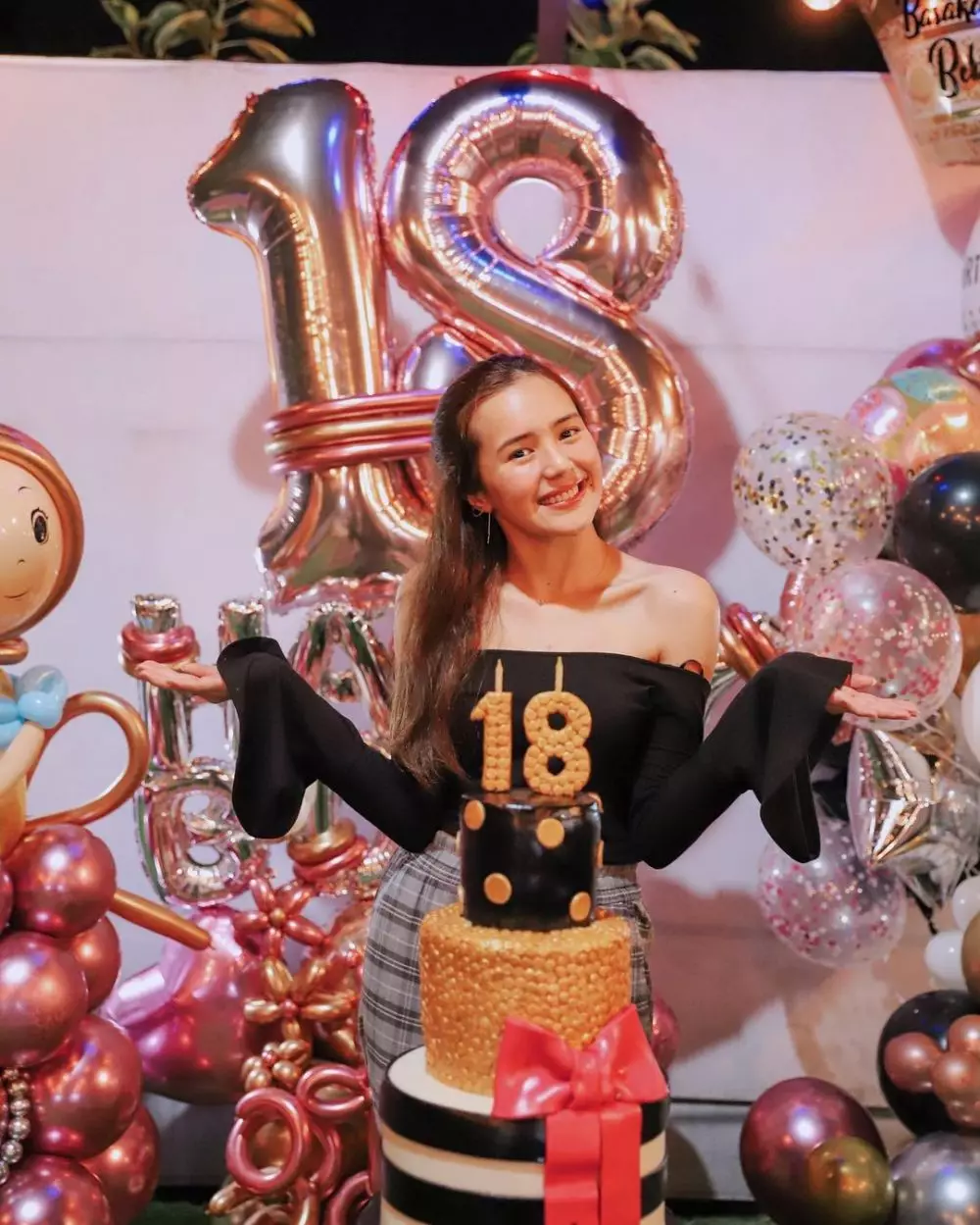 Momen ulang tahun Beby Tsabina ke 18 © Instagram