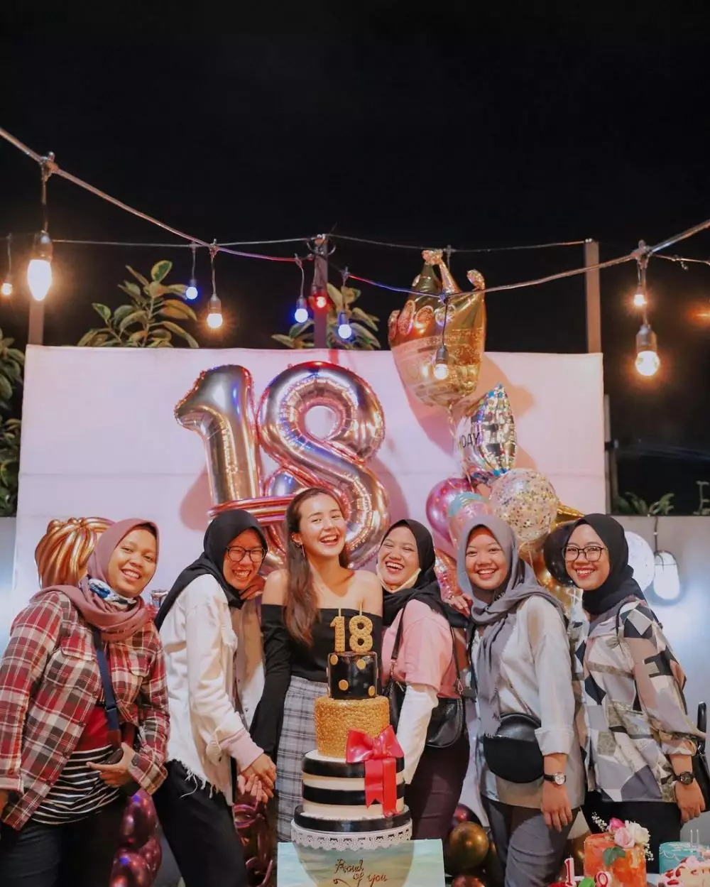 Momen ulang tahun Beby Tsabina ke 18 © Instagram