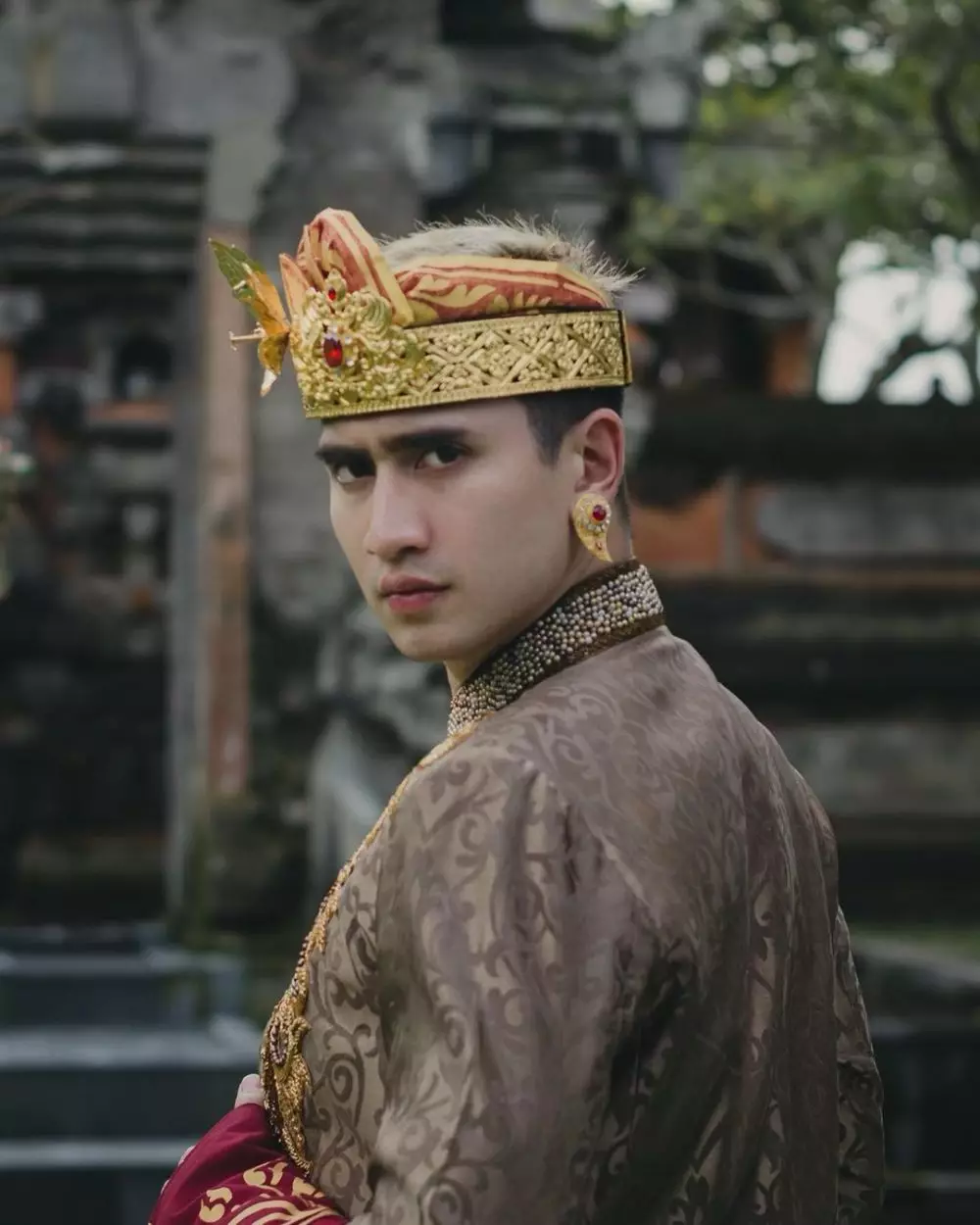 Verrell Bramasta pakai baju bali © 2020 brilio.net