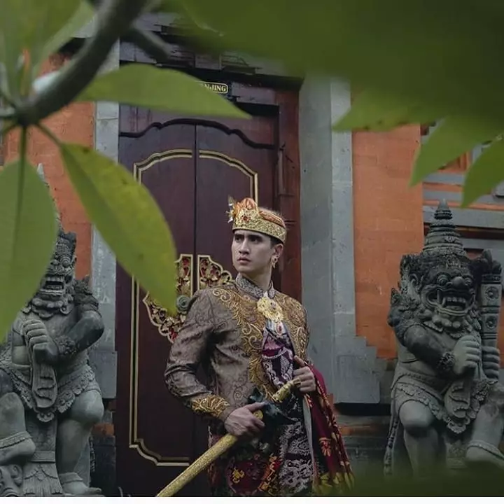 Verrell Bramasta pakai baju bali © 2020 brilio.net