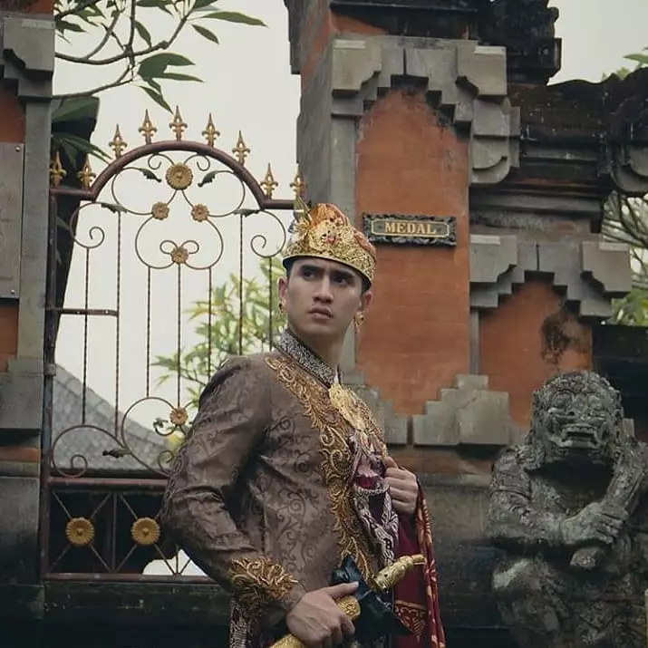 Verrell Bramasta pakai baju bali © 2020 brilio.net