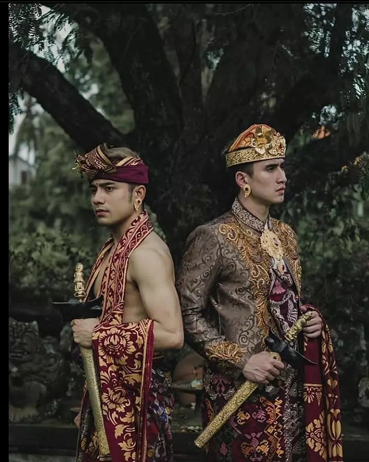 Verrell Bramasta pakai baju bali © 2020 brilio.net