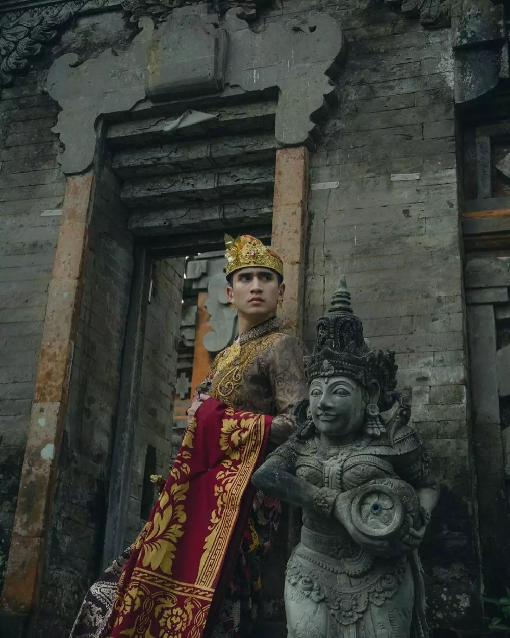 Verrell Bramasta pakai baju bali © 2020 brilio.net