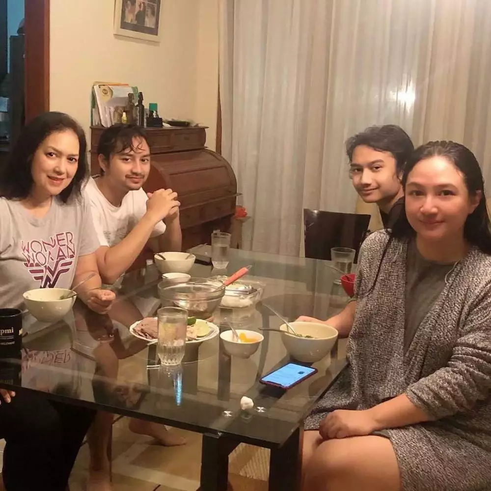 aktris film Warkop DKI dan anaknya © 2020 brilio.net