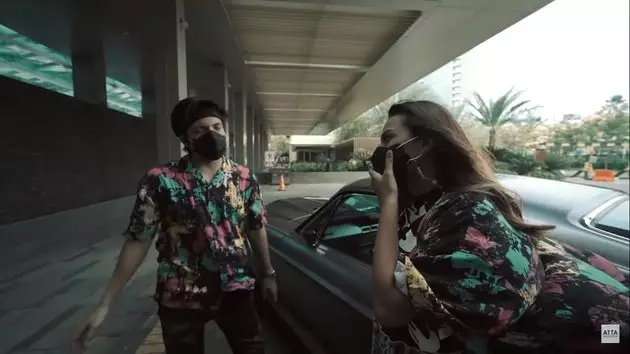 Atta Aurel jajan di pinggir jalan © 2020 brilio.net YouTube Atta Aurel jajan di pinggir jalan © 2020 brilio.net YouTube