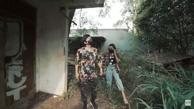 Atta Aurel jajan di pinggir jalan © 2020 brilio.net YouTube Atta Aurel jajan di pinggir jalan © 2020 brilio.net YouTube