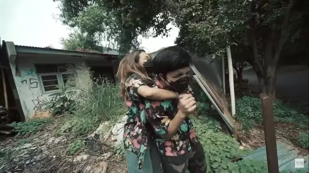 Atta Aurel jajan di pinggir jalan © 2020 brilio.net YouTube Atta Aurel jajan di pinggir jalan © 2020 brilio.net YouTube