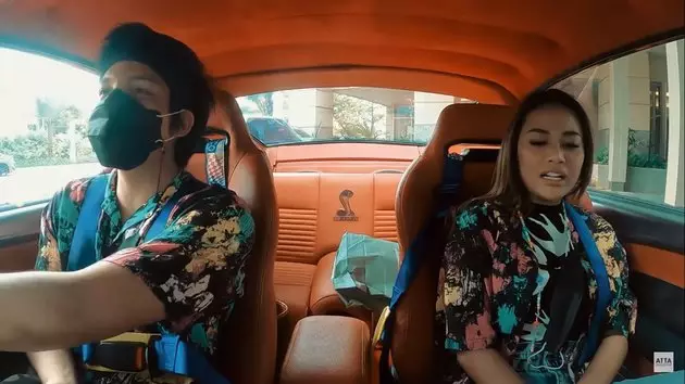 Atta Aurel jajan di pinggir jalan © 2020 brilio.net YouTube Atta Aurel jajan di pinggir jalan © 2020 brilio.net YouTube