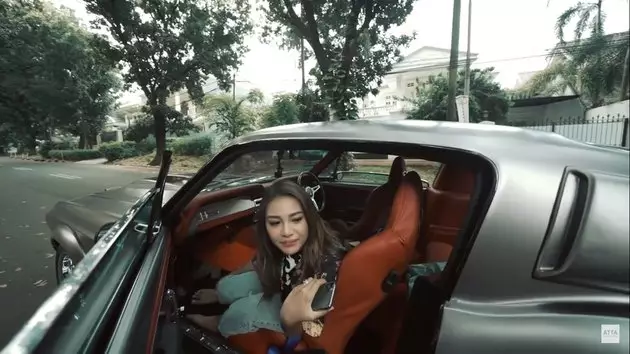 Atta Aurel jajan di pinggir jalan © 2020 brilio.net YouTube Atta Aurel jajan di pinggir jalan © 2020 brilio.net YouTube