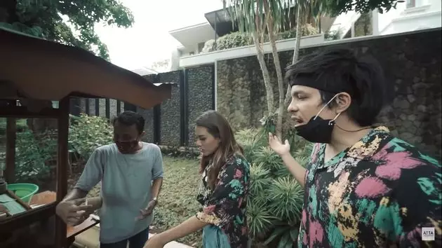 Atta Aurel jajan di pinggir jalan © 2020 brilio.net YouTube Atta Aurel jajan di pinggir jalan © 2020 brilio.net YouTube