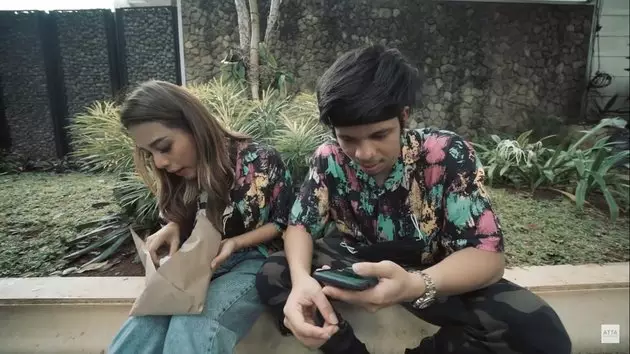 Atta Aurel jajan di pinggir jalan © 2020 brilio.net YouTube Atta Aurel jajan di pinggir jalan © 2020 brilio.net YouTube