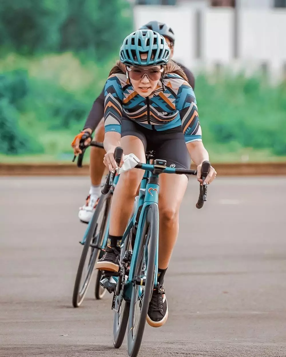 pesona gisel saat bersepeda road bike © Instagram