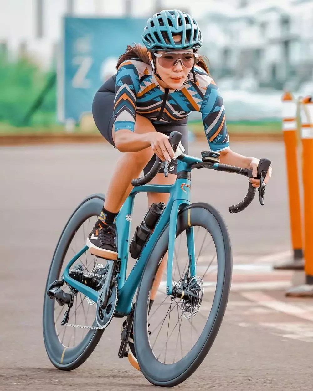 pesona gisel saat bersepeda road bike © Instagram
