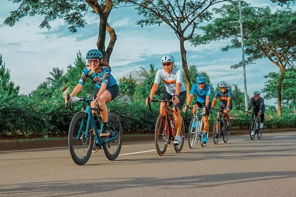 pesona gisel saat bersepeda road bike © Instagram