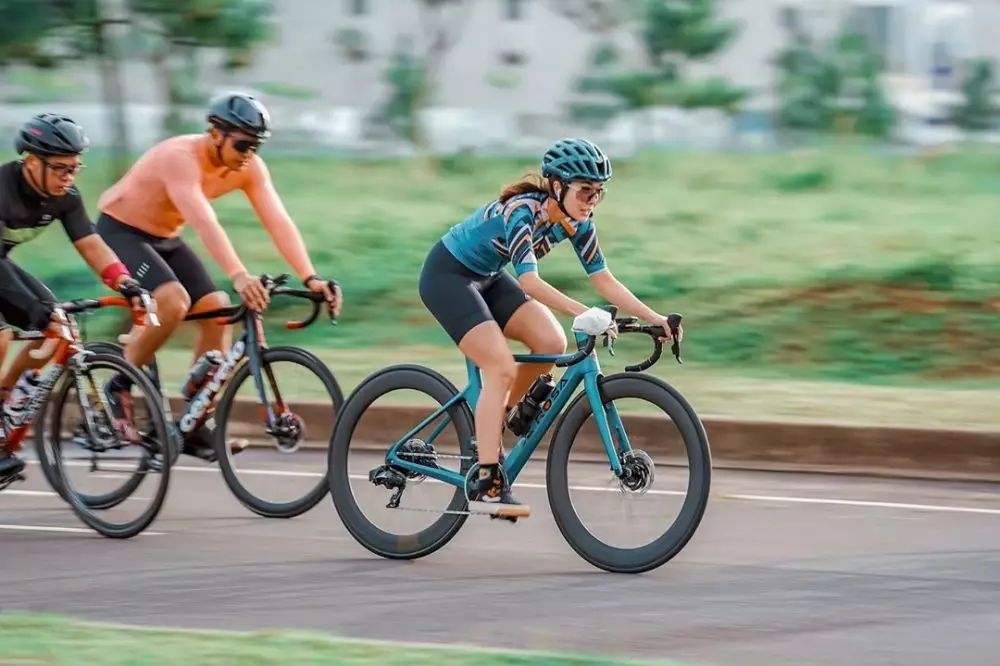 pesona gisel saat bersepeda road bike © Instagram