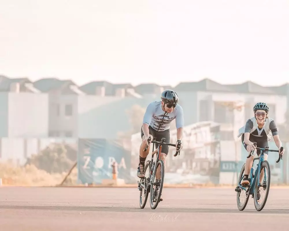 pesona gisel saat bersepeda road bike © Instagram