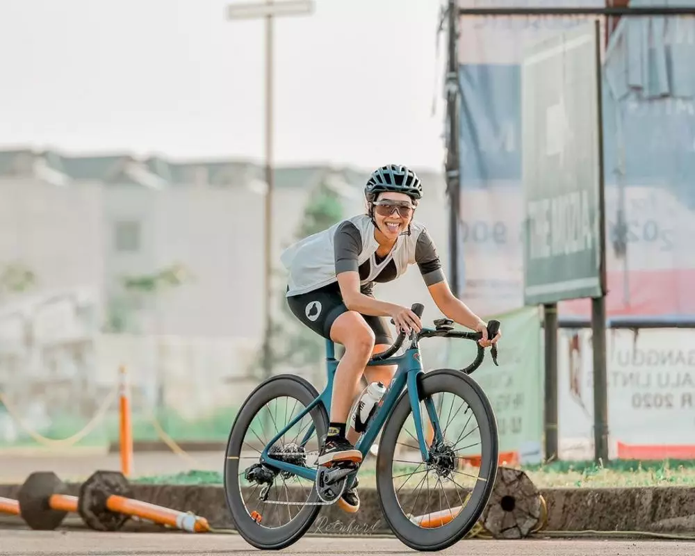 pesona gisel saat bersepeda road bike © Instagram