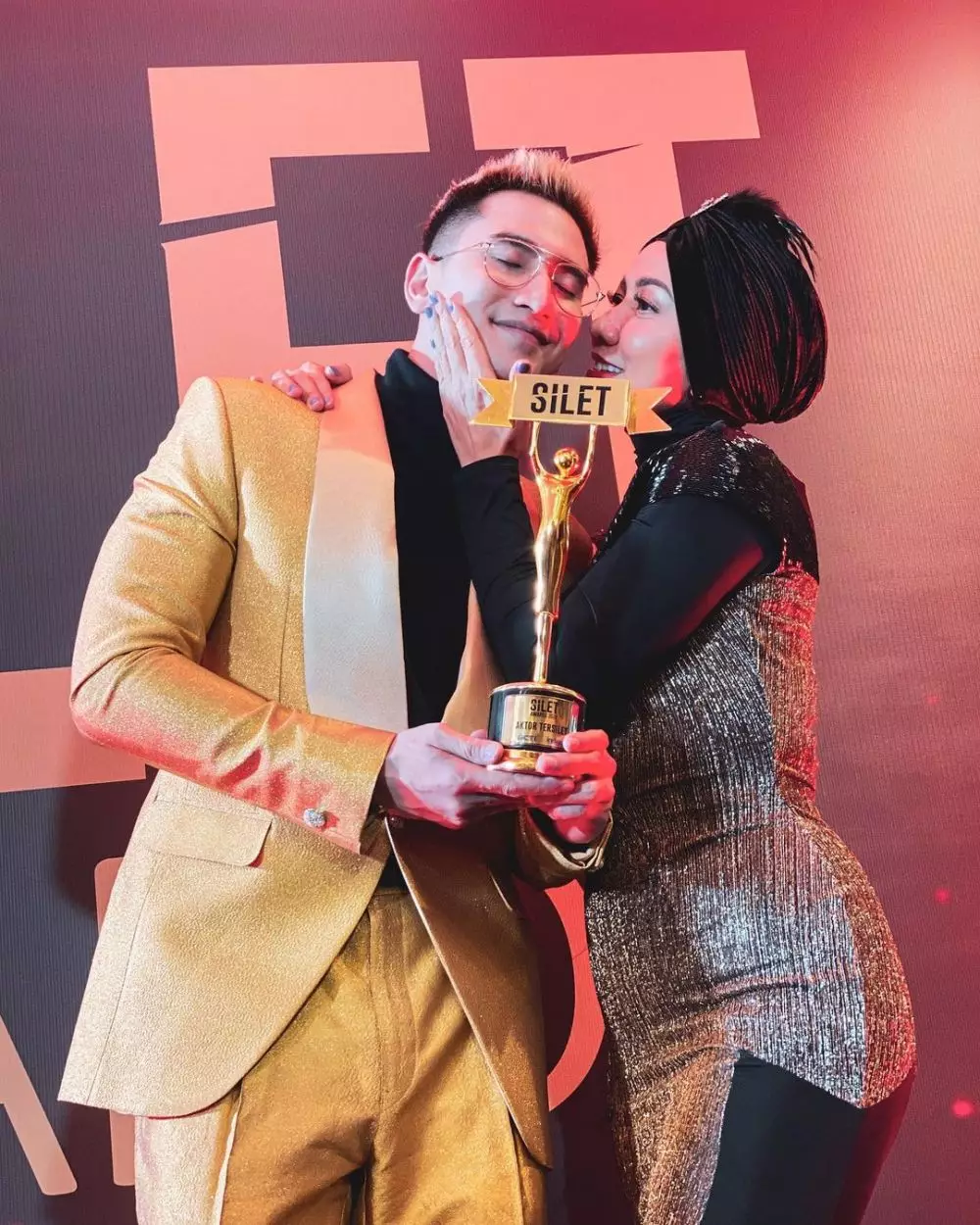 Verrell Bramasta dapat award © Instagram