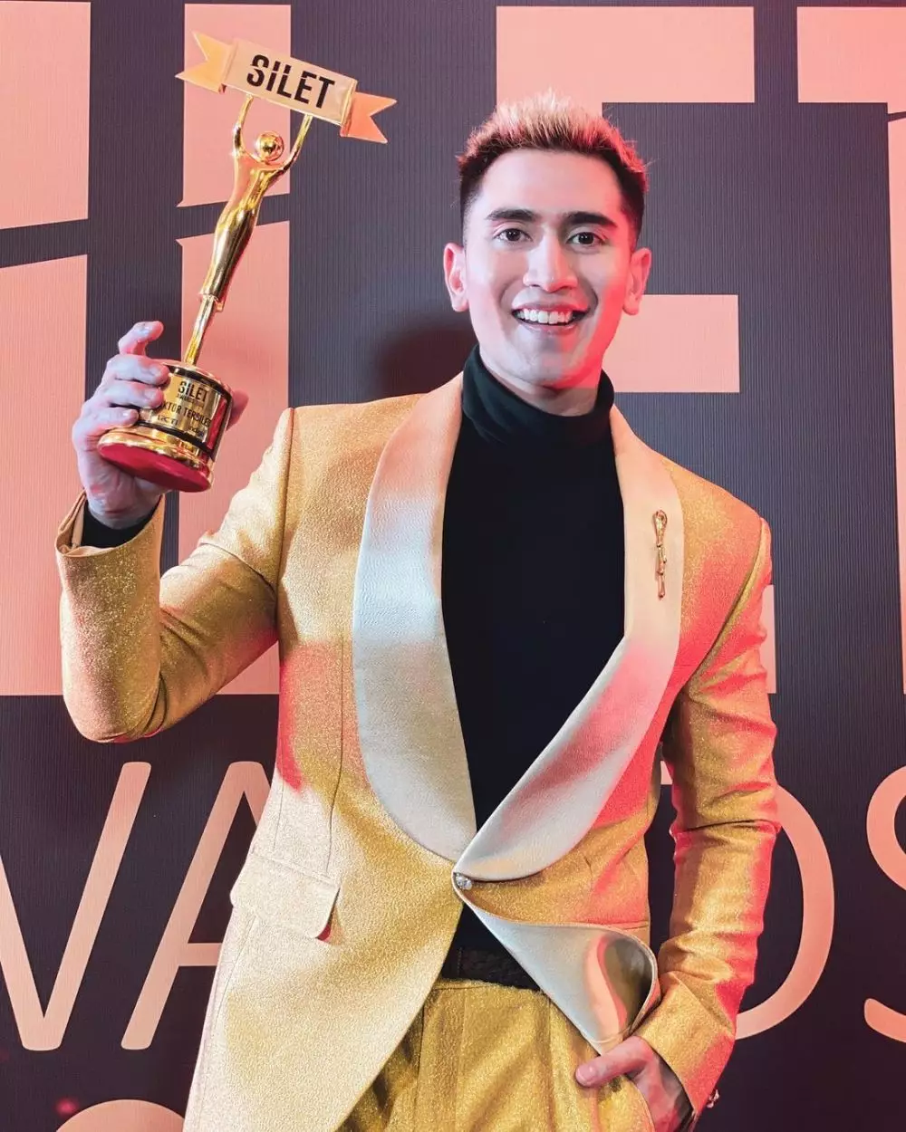 Verrell Bramasta dapat award © Instagram