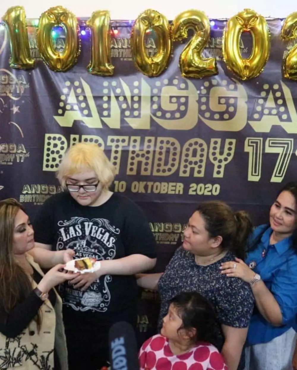 Nia daniaty bawa buket uang © 2020 brilio.net