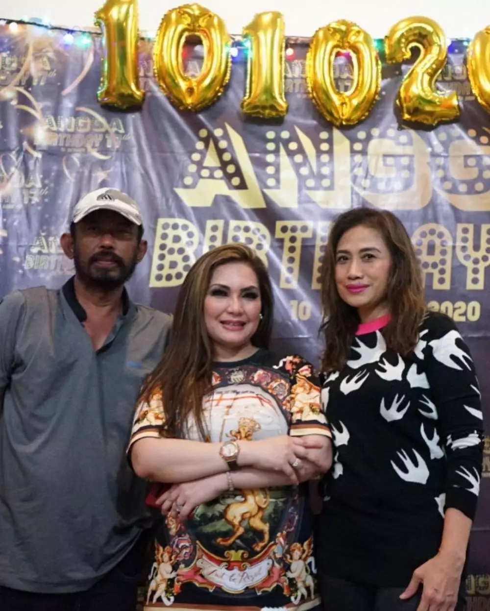 Nia daniaty bawa buket uang © 2020 brilio.net