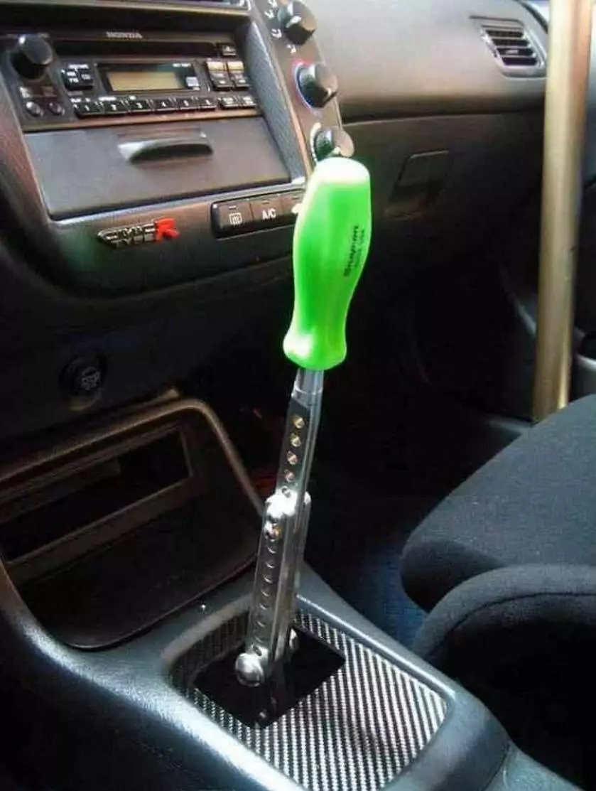 bentuk tuas persneling absurd © Berbagai sumber