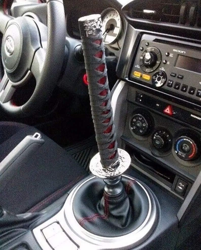 bentuk tuas persneling absurd © Berbagai sumber