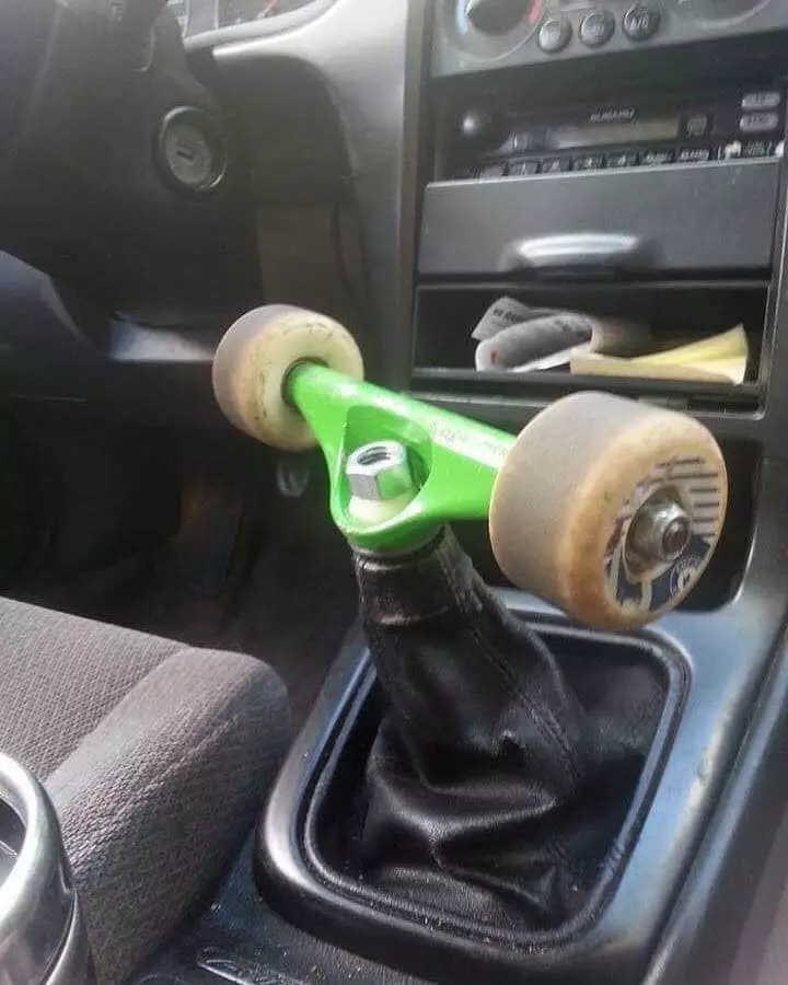 bentuk tuas persneling absurd © Berbagai sumber