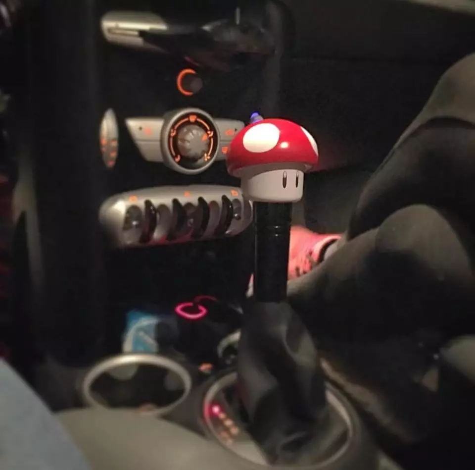 bentuk tuas persneling absurd © Berbagai sumber