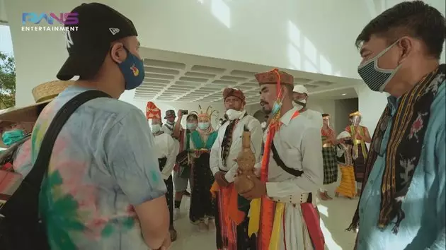 Raffi Nagita bagi hadiah © 2020 brilio.net Raffi Nagita bagi hadiah © 2020 brilio.net