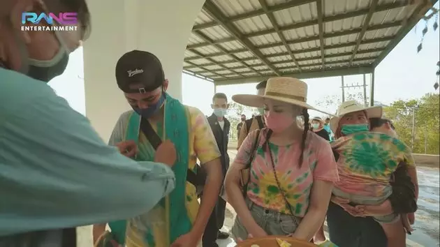 Raffi Nagita bagi hadiah © 2020 brilio.net Raffi Nagita bagi hadiah © 2020 brilio.net