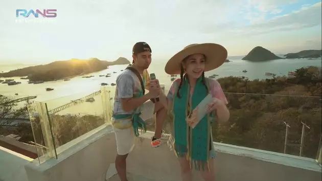 Raffi Nagita bagi hadiah © 2020 brilio.net Raffi Nagita bagi hadiah © 2020 brilio.net