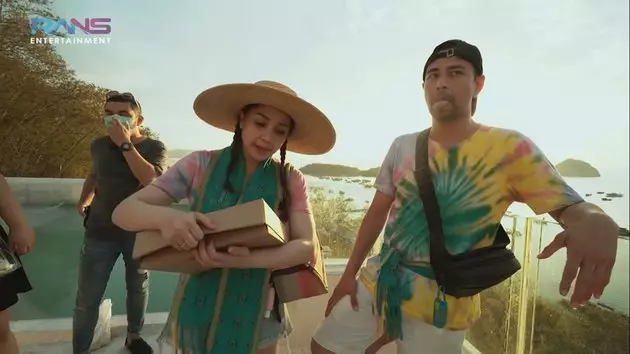 Raffi Nagita bagi hadiah © 2020 brilio.net Raffi Nagita bagi hadiah © 2020 brilio.net