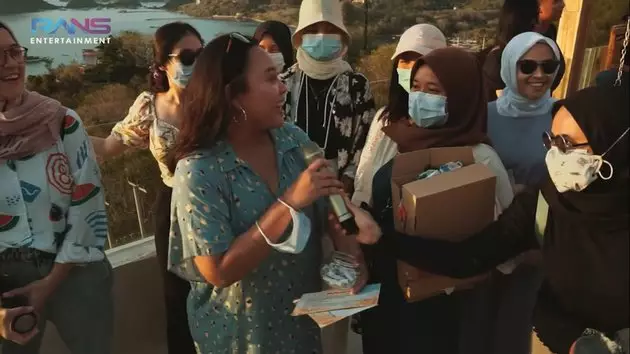 Raffi Nagita bagi hadiah © 2020 brilio.net Raffi Nagita bagi hadiah © 2020 brilio.net