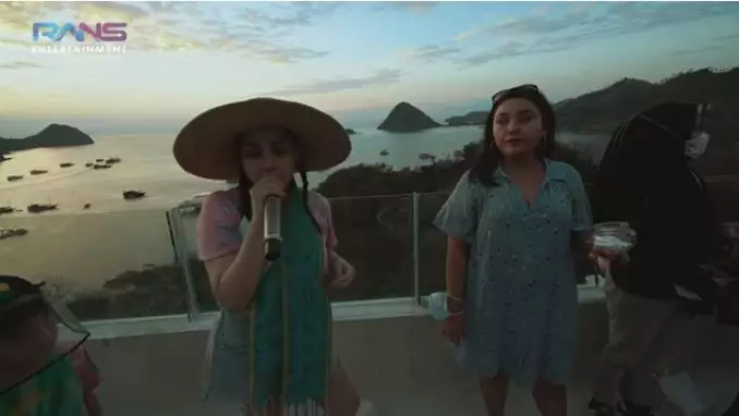 Raffi Nagita bagi hadiah © 2020 brilio.net Raffi Nagita bagi hadiah © 2020 brilio.net