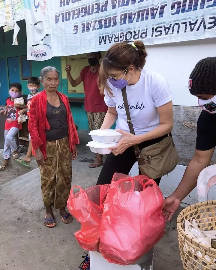 potret tamara bagi-bagi nasi bungkus © Instagram