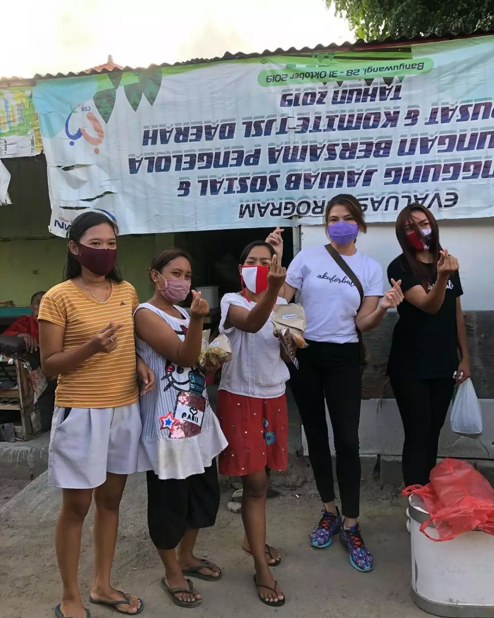 potret tamara bagi-bagi nasi bungkus © Instagram