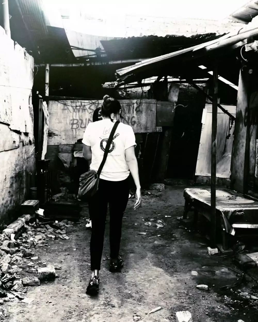 potret tamara bagi-bagi nasi bungkus © Instagram