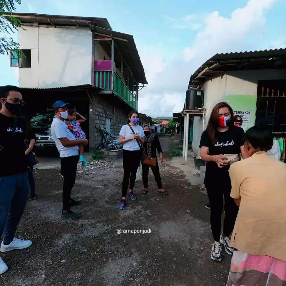 potret tamara bagi-bagi nasi bungkus © Instagram