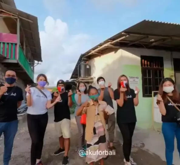 potret tamara bagi-bagi nasi bungkus © Instagram