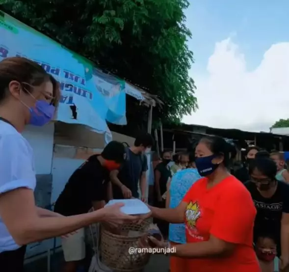 potret tamara bagi-bagi nasi bungkus © Instagram