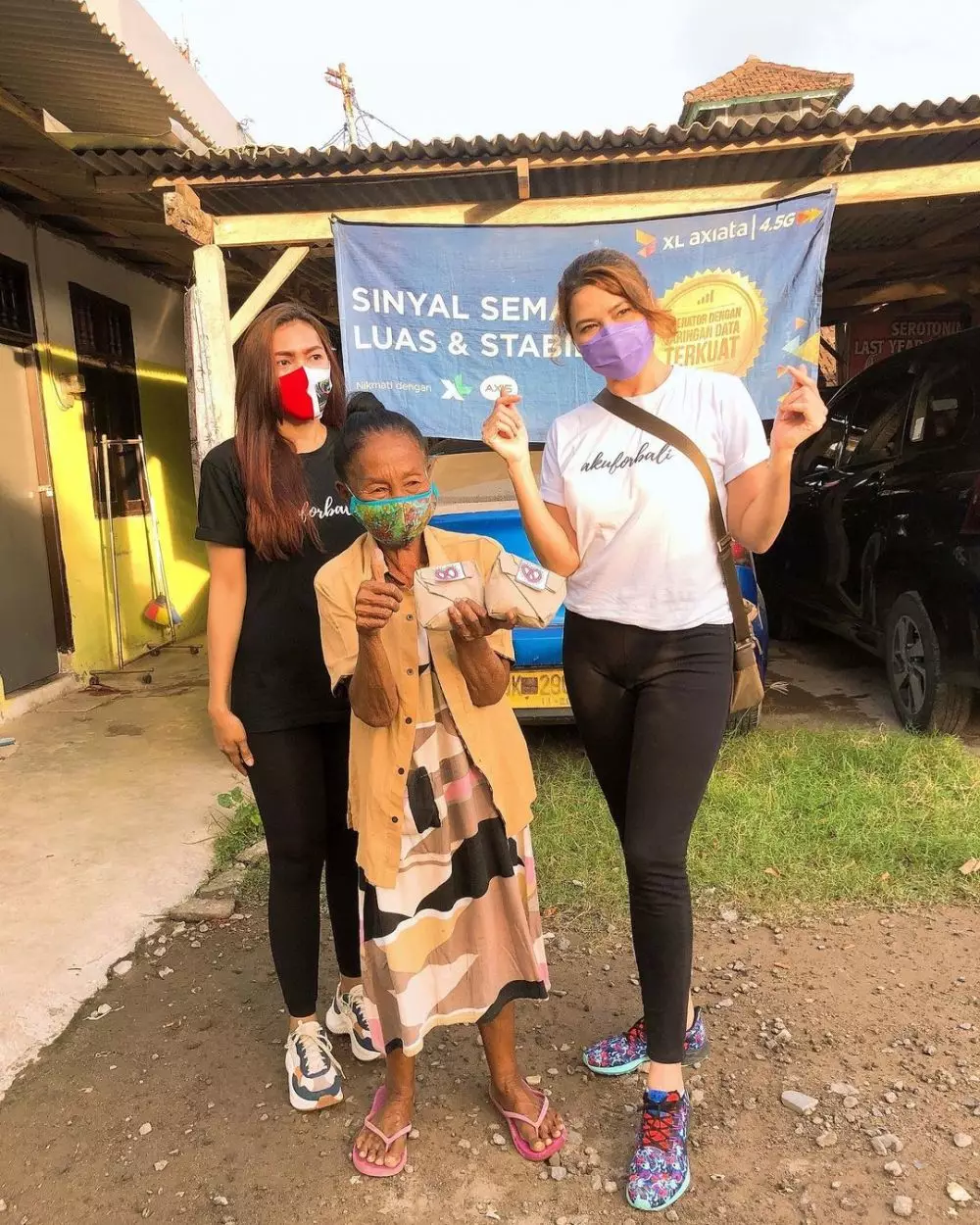 potret tamara bagi-bagi nasi bungkus © Instagram