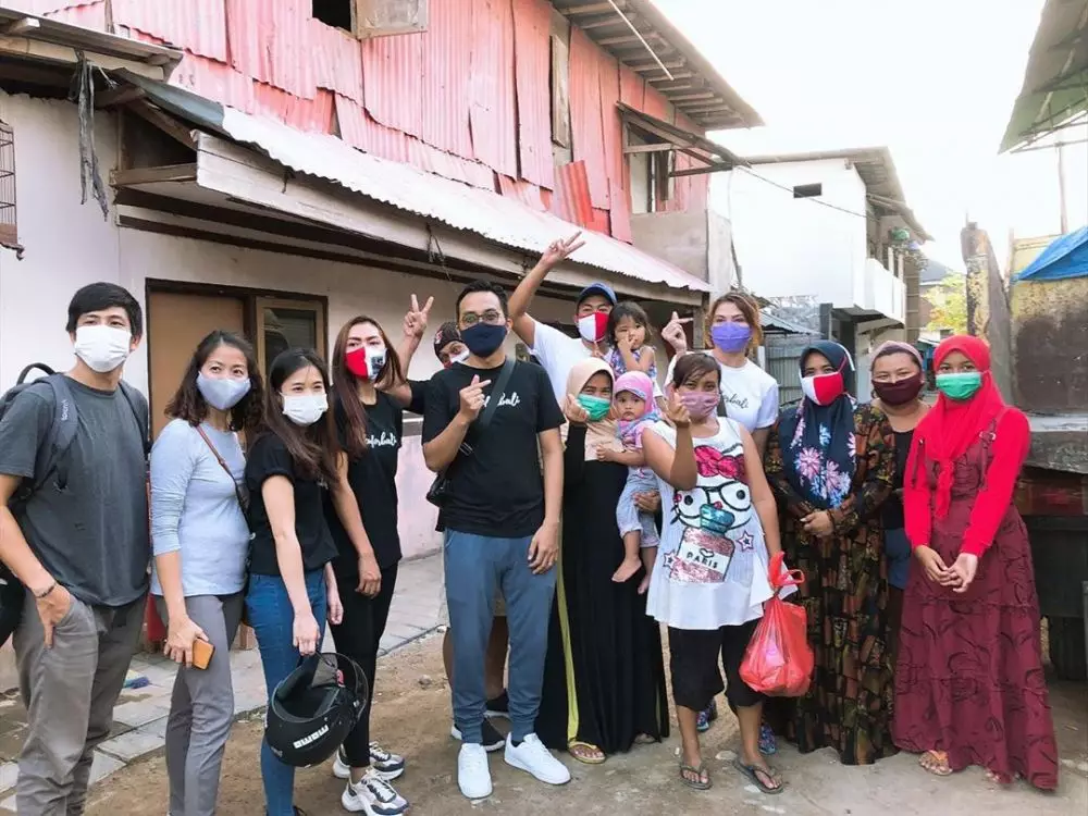 potret tamara bagi-bagi nasi bungkus © Instagram
