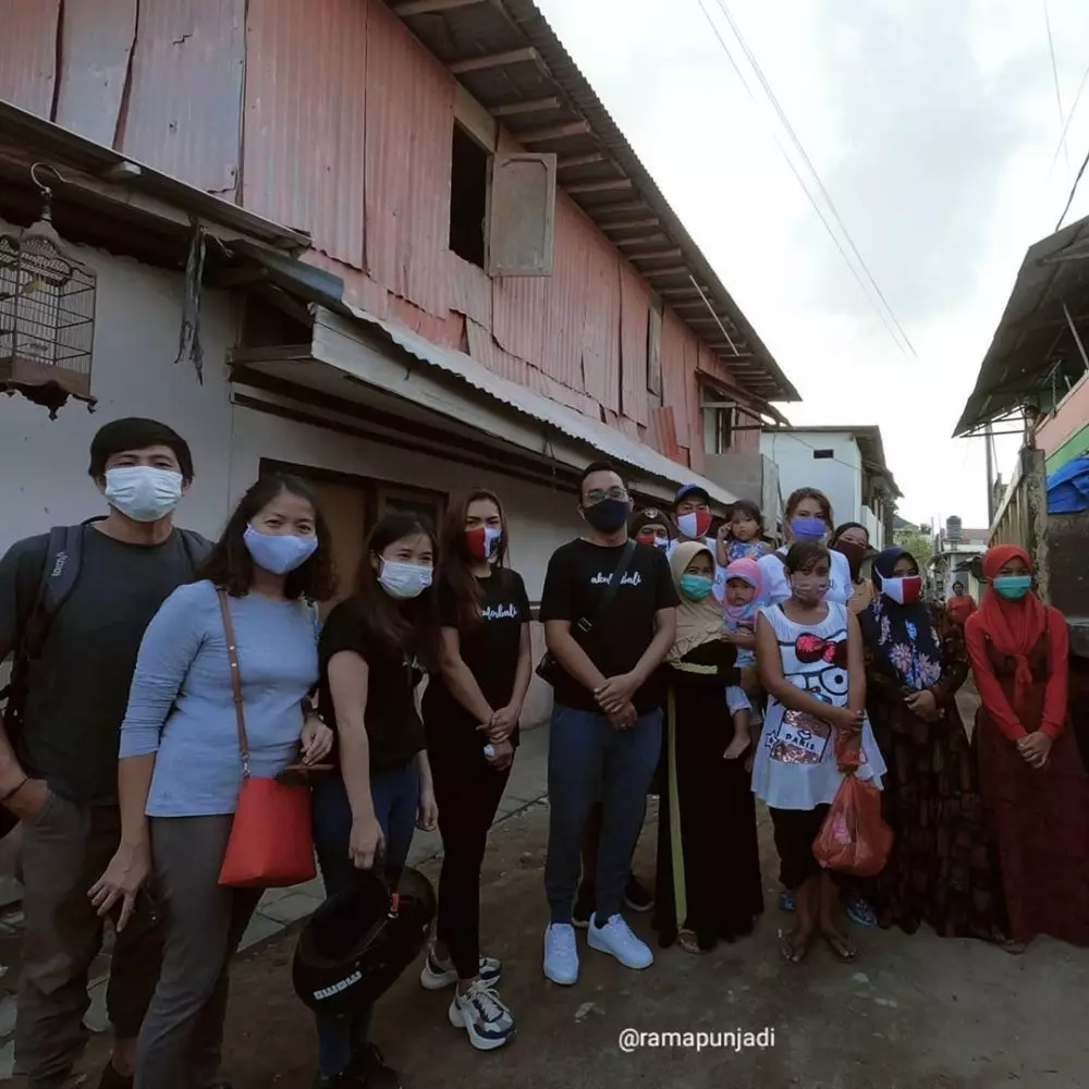 potret tamara bagi-bagi nasi bungkus © Instagram