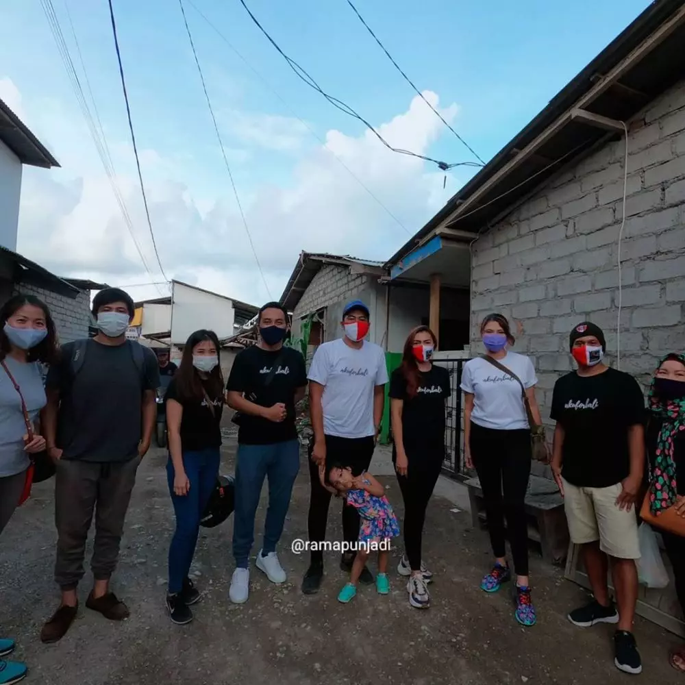 potret tamara bagi-bagi nasi bungkus © Instagram