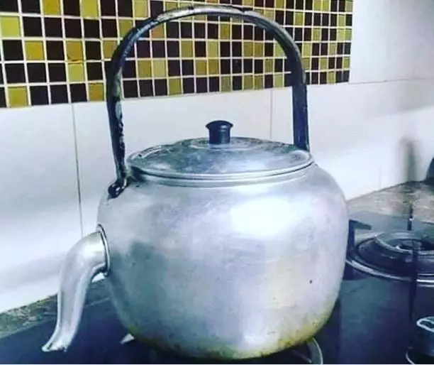 teko dengan bentuk absurd Berbagai sumber