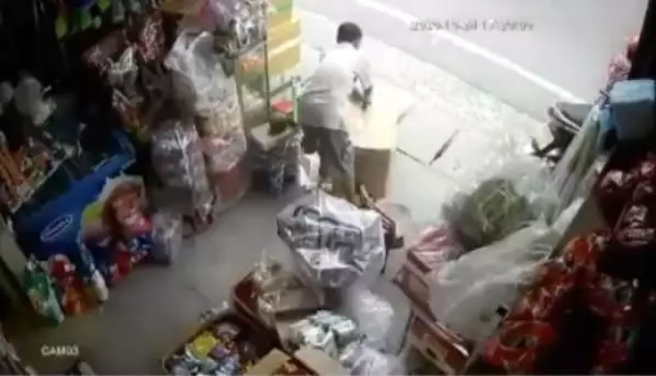 wanita tertabrak hingga warung Berbagai sumber