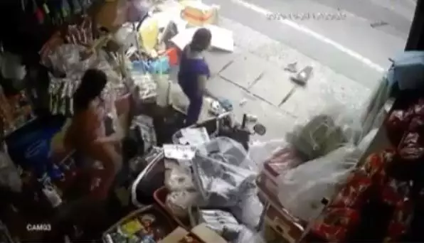 wanita tertabrak hingga warung Berbagai sumber