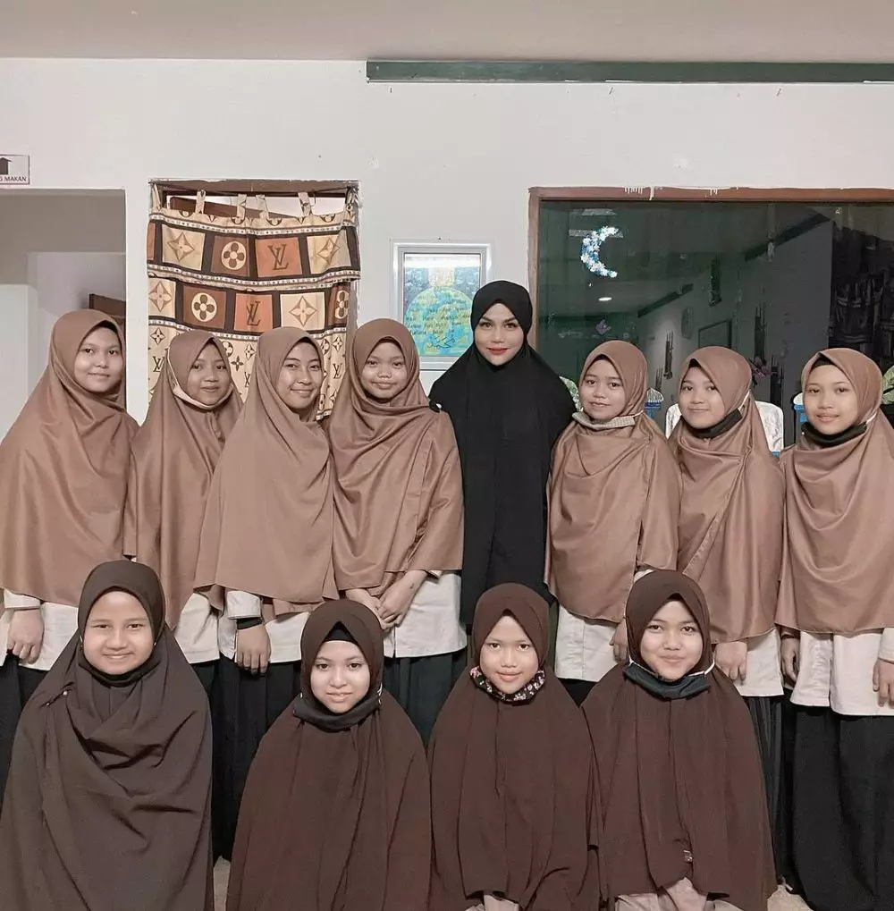 DJ Butterfly dalam balutan hijab © Instagram