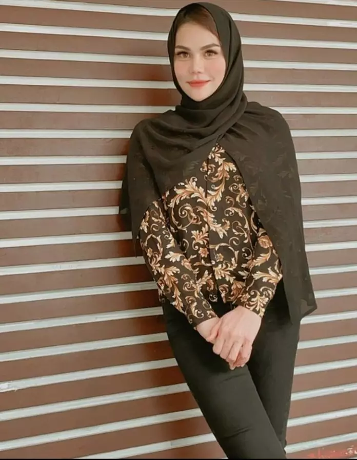 DJ Butterfly dalam balutan hijab © Instagram